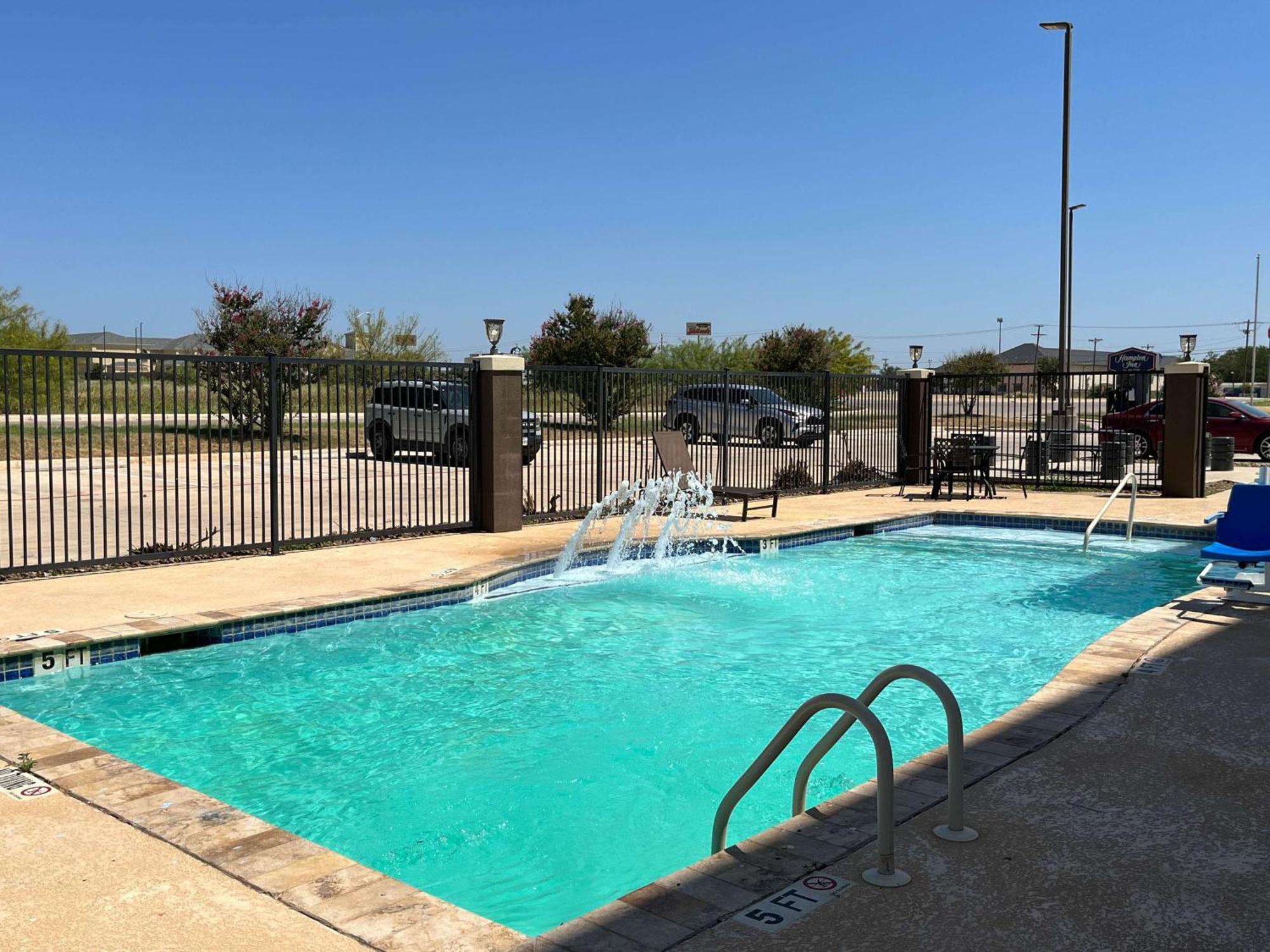 Hampton Inn Pearsall Exteriör bild