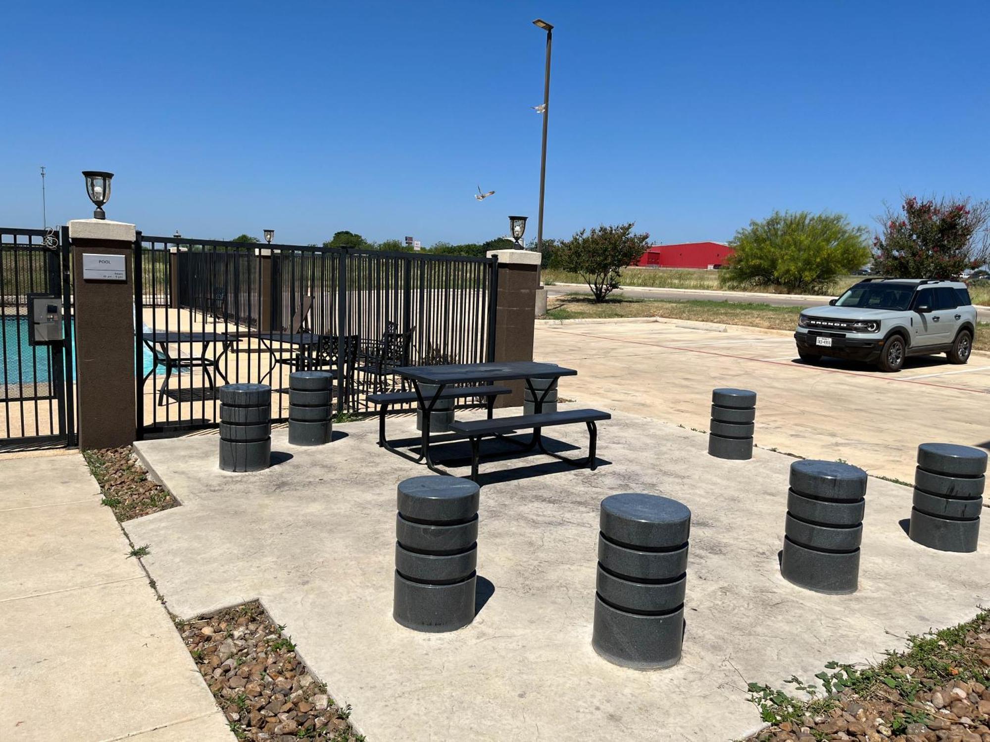 Hampton Inn Pearsall Exteriör bild