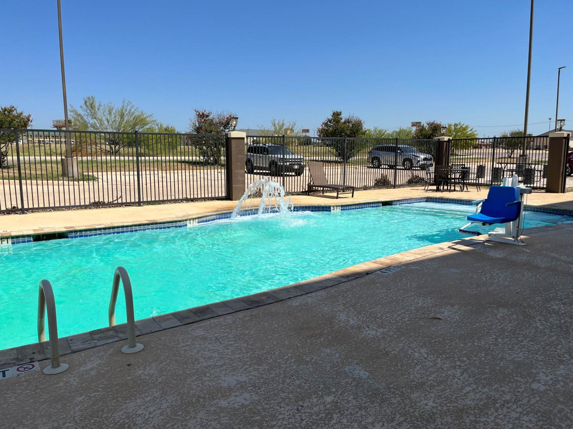 Hampton Inn Pearsall Exteriör bild