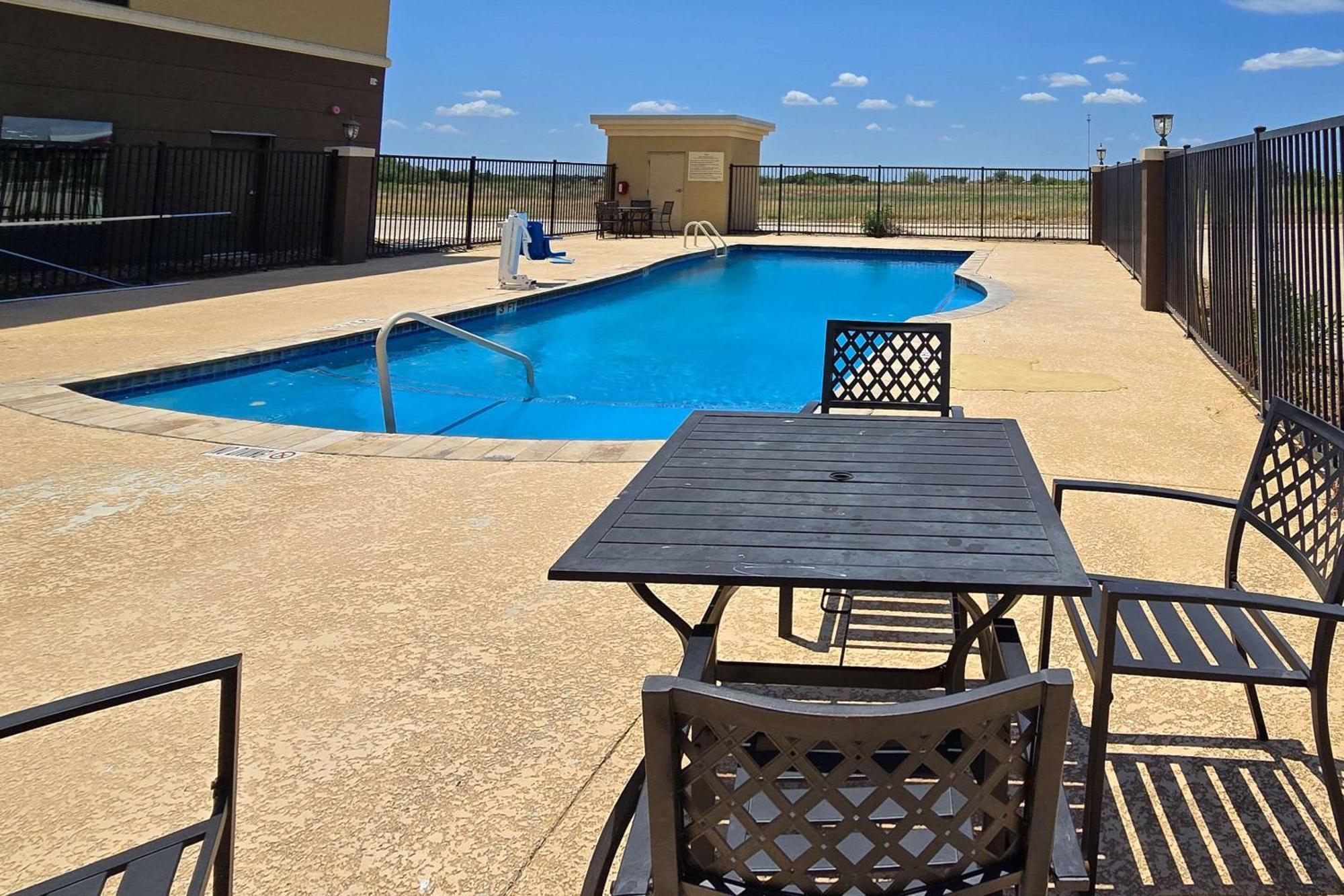 Hampton Inn Pearsall Exteriör bild