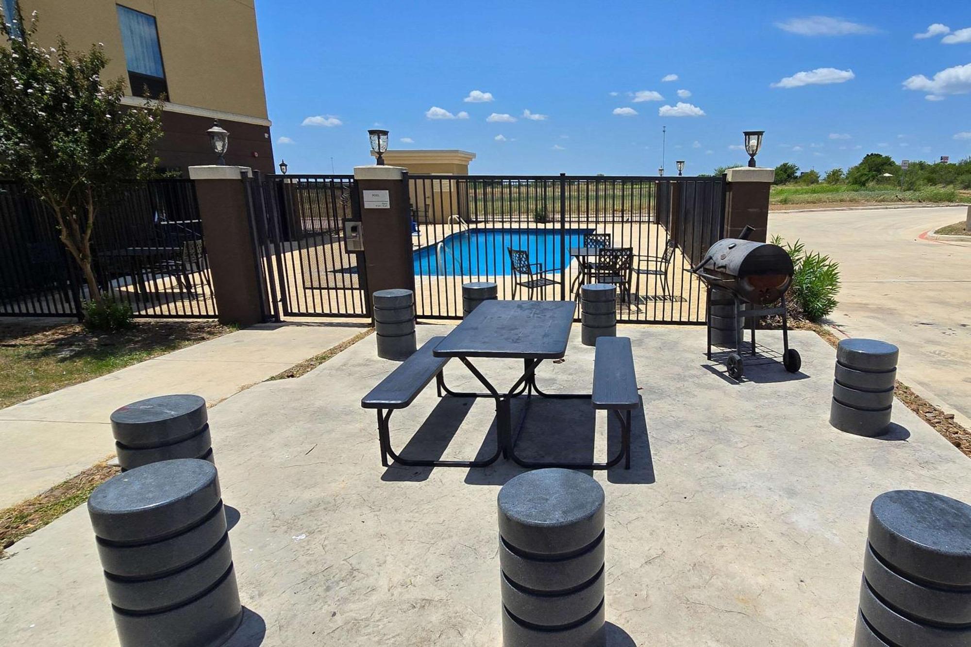 Hampton Inn Pearsall Exteriör bild